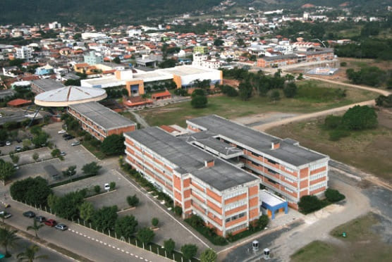 Foto aérea do campus da Univali em Balneário Camboriú